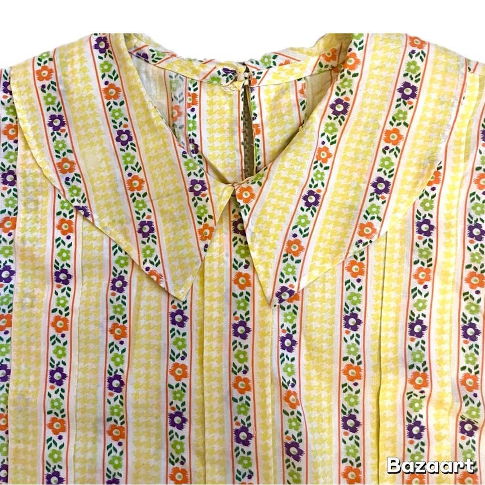 Vintage 1960's Short Sleeve 100% Cotton Floral Top w/ Peter Pan Collar Size L